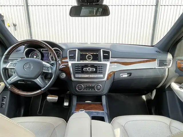 メルセデス・ベンツ ＧＬ５５０ 4MATIC AMGエクスクルーシブ 福島県 2013(平25)年 5.7万km オブシディアンブラック 左ハンドル/ＡＭＧエクスクルーシブパッケージ /・パノラミックスライディングルーフ＆３列目ガラスルーフ/・本革巻ウッドステアリング/・前席シートベンチション/・21インチ・ＡＭＧ５ツインスポークAW/・メルセデスベンツロゴ付ブレーキキャリパー/アダプティブクルーズコントロール/ブラインドスポットモニター/レーンキープアシスト/インテリジェントライト/白レザーシート/前席メモリ付パワーシート/全席シートヒーター/パワーリアゲート/純正HDDナビ(BT/USB/CD/DVD)/フルセグTV/360°カメラ/バックカメラ/ダウンヒルコントロール/サイドステップ/純正エアサスペンション/ルーフレール/ドアバイザー/積み込み冬タイヤ19AW/取扱説明書/保証書