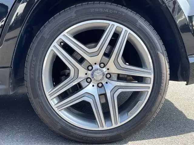 メルセデス・ベンツ ＧＬ５５０ 4MATIC AMGエクスクルーシブ 福島県 2013(平25)年 5.7万km オブシディアンブラック 左ハンドル/ＡＭＧエクスクルーシブパッケージ /・パノラミックスライディングルーフ＆３列目ガラスルーフ/・本革巻ウッドステアリング/・前席シートベンチション/・21インチ・ＡＭＧ５ツインスポークAW/・メルセデスベンツロゴ付ブレーキキャリパー/アダプティブクルーズコントロール/ブラインドスポットモニター/レーンキープアシスト/インテリジェントライト/白レザーシート/前席メモリ付パワーシート/全席シートヒーター/パワーリアゲート/純正HDDナビ(BT/USB/CD/DVD)/フルセグTV/360°カメラ/バックカメラ/ダウンヒルコントロール/サイドステップ/純正エアサスペンション/ルーフレール/ドアバイザー/積み込み冬タイヤ19AW/取扱説明書/保証書
