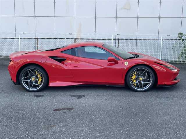 フェラーリ Ｆ８ トリブート 神奈川県 2022(令4)年 0.5万km ROSSO CORSA ワンオーナー/外装色：ROSSO CORSA/内装色：ROSSO FERRARI/オプション/ADAS FULLPACK/アダプティブフロントライトシステム/イエローブレーキキャリパー/カーボンファイバーサイドエアスプリッター/カーボンファイバーエンジンカバー/運転席エリアカーボンファイバー/カーボンファイバーセントラルブリッジ/サスペンションリフター/パーキングカメラ/フロントリアパーキングセンサー/20インチDARK FORGEDホイール/イエローレブカウンター/フルエレクトリックシート/レッドエアベントグリップオンダッシュボード