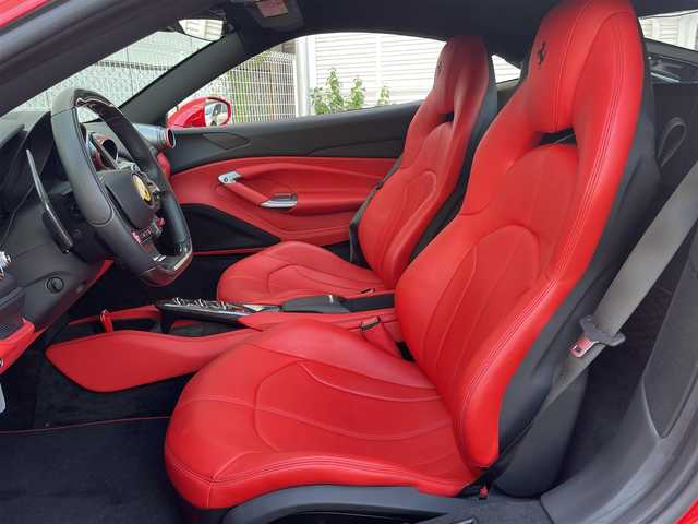 フェラーリ Ｆ８ トリブート 神奈川県 2022(令4)年 0.5万km ROSSO CORSA ワンオーナー/外装色：ROSSO CORSA/内装色：ROSSO FERRARI/オプション/ADAS FULLPACK/アダプティブフロントライトシステム/イエローブレーキキャリパー/カーボンファイバーサイドエアスプリッター/カーボンファイバーエンジンカバー/運転席エリアカーボンファイバー/カーボンファイバーセントラルブリッジ/サスペンションリフター/パーキングカメラ/フロントリアパーキングセンサー/20インチDARK FORGEDホイール/イエローレブカウンター/フルエレクトリックシート/レッドエアベントグリップオンダッシュボード