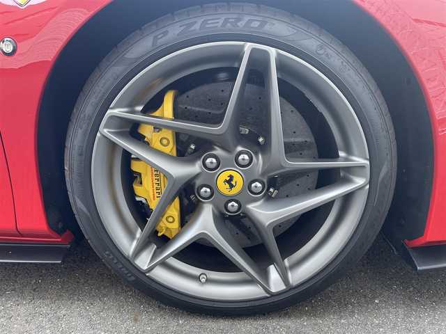 フェラーリ Ｆ８ トリブート 神奈川県 2022(令4)年 0.5万km ROSSO CORSA ワンオーナー/外装色：ROSSO CORSA/内装色：ROSSO FERRARI/オプション/ADAS FULLPACK/アダプティブフロントライトシステム/イエローブレーキキャリパー/カーボンファイバーサイドエアスプリッター/カーボンファイバーエンジンカバー/運転席エリアカーボンファイバー/カーボンファイバーセントラルブリッジ/サスペンションリフター/パーキングカメラ/フロントリアパーキングセンサー/20インチDARK FORGEDホイール/イエローレブカウンター/フルエレクトリックシート/レッドエアベントグリップオンダッシュボード