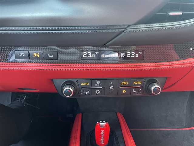 フェラーリ Ｆ８ トリブート 神奈川県 2022(令4)年 0.5万km ROSSO CORSA ワンオーナー/外装色：ROSSO CORSA/内装色：ROSSO FERRARI/オプション/ADAS FULLPACK/アダプティブフロントライトシステム/イエローブレーキキャリパー/カーボンファイバーサイドエアスプリッター/カーボンファイバーエンジンカバー/運転席エリアカーボンファイバー/カーボンファイバーセントラルブリッジ/サスペンションリフター/パーキングカメラ/フロントリアパーキングセンサー/20インチDARK FORGEDホイール/イエローレブカウンター/フルエレクトリックシート/レッドエアベントグリップオンダッシュボード