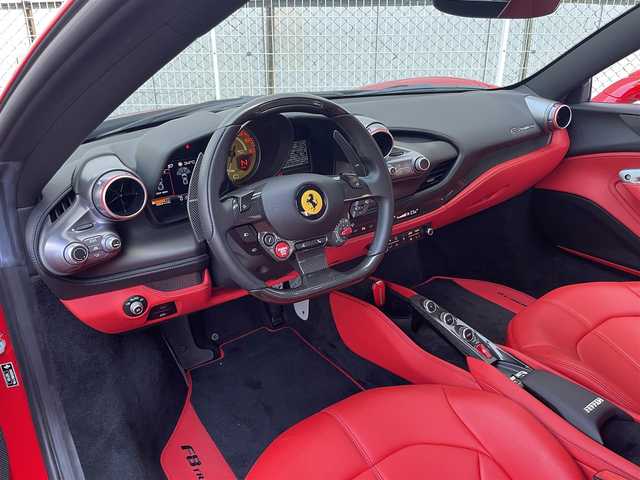 フェラーリ Ｆ８ トリブート 神奈川県 2022(令4)年 0.5万km ROSSO CORSA ワンオーナー/外装色：ROSSO CORSA/内装色：ROSSO FERRARI/オプション/ADAS FULLPACK/アダプティブフロントライトシステム/イエローブレーキキャリパー/カーボンファイバーサイドエアスプリッター/カーボンファイバーエンジンカバー/運転席エリアカーボンファイバー/カーボンファイバーセントラルブリッジ/サスペンションリフター/パーキングカメラ/フロントリアパーキングセンサー/20インチDARK FORGEDホイール/イエローレブカウンター/フルエレクトリックシート/レッドエアベントグリップオンダッシュボード