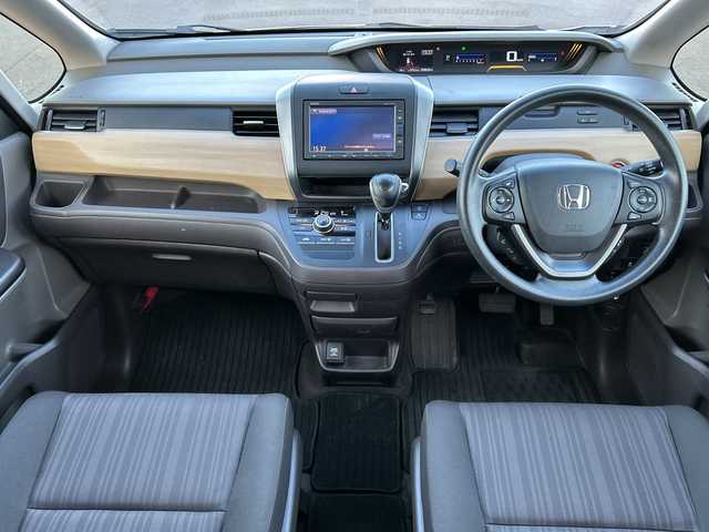 ホンダ フリード G ホンダセンシング 茨城県 2017(平29)年 9.9万km ホワイトオーキッドパール 純正ディスプレイオーディオ/Bluetooth接続/バックカメラ/ビルトインETC/アイドリングストップ/クルーズコントロール/ウォークスルー/両側パワースライドドア/横滑り防止装置/レーン逸脱警報/衝突軽減システム/オートライト/LEDヘッドライト/純正フロアマット/純正15インチアルミホイール/スマートキー/保証書/取扱説明書/記録簿/（左電動格納ミラー異音）