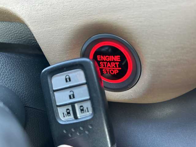 ホンダ フリード G ホンダセンシング 茨城県 2017(平29)年 9.9万km ホワイトオーキッドパール 純正ディスプレイオーディオ/Bluetooth接続/バックカメラ/ビルトインETC/アイドリングストップ/クルーズコントロール/ウォークスルー/両側パワースライドドア/横滑り防止装置/レーン逸脱警報/衝突軽減システム/オートライト/LEDヘッドライト/純正フロアマット/純正15インチアルミホイール/スマートキー/保証書/取扱説明書/記録簿/（左電動格納ミラー異音）