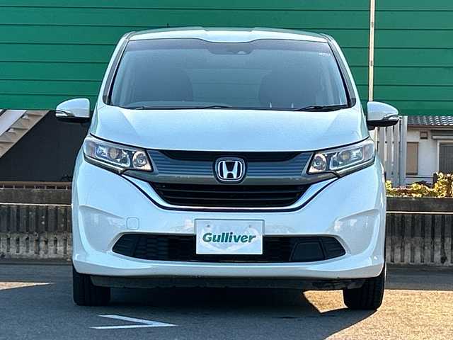 ホンダ フリード G ホンダセンシング 茨城県 2017(平29)年 9.9万km ホワイトオーキッドパール 純正ディスプレイオーディオ/Bluetooth接続/バックカメラ/ビルトインETC/アイドリングストップ/クルーズコントロール/ウォークスルー/両側パワースライドドア/横滑り防止装置/レーン逸脱警報/衝突軽減システム/オートライト/LEDヘッドライト/純正フロアマット/純正15インチアルミホイール/スマートキー/保証書/取扱説明書/記録簿/（左電動格納ミラー異音）