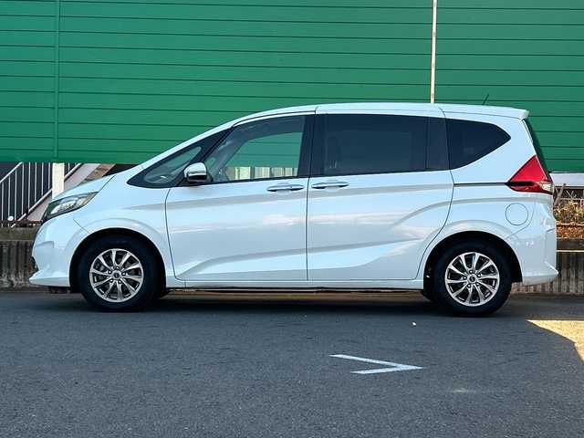 ホンダ フリード G ホンダセンシング 茨城県 2017(平29)年 9.9万km ホワイトオーキッドパール 純正ディスプレイオーディオ/Bluetooth接続/バックカメラ/ビルトインETC/アイドリングストップ/クルーズコントロール/ウォークスルー/両側パワースライドドア/横滑り防止装置/レーン逸脱警報/衝突軽減システム/オートライト/LEDヘッドライト/純正フロアマット/純正15インチアルミホイール/スマートキー/保証書/取扱説明書/記録簿/（左電動格納ミラー異音）