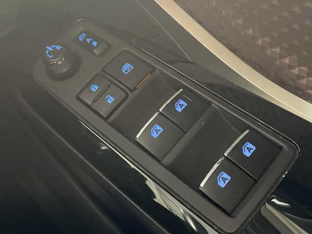 トヨタ Ｃ－ＨＲ G 福岡県 2017(平29)年 8.4万km ブラックマイカ 純正9インチメモリナビ/・CD/DVD/BT/フルセグTV/・バックモニター/トヨタセーフティセンス/・プリクラッシュセーフティ/・レーンディパーチャーアラート/・オートハイビーム/・レーダークルーズコントロール/・ブラインドスポットモニター/クリアランスソナー/ハーフレザーシート/・シートヒーター（D/N)/革巻きステアリング/・ステアリングリモコン/LEDヘッドライト/・オートライト/・フォグランプ/スマートキー/・プッシュスタート/・スペアキー/純正18インチアルミホイール/純正フロアマット/純正ドアバイザー
