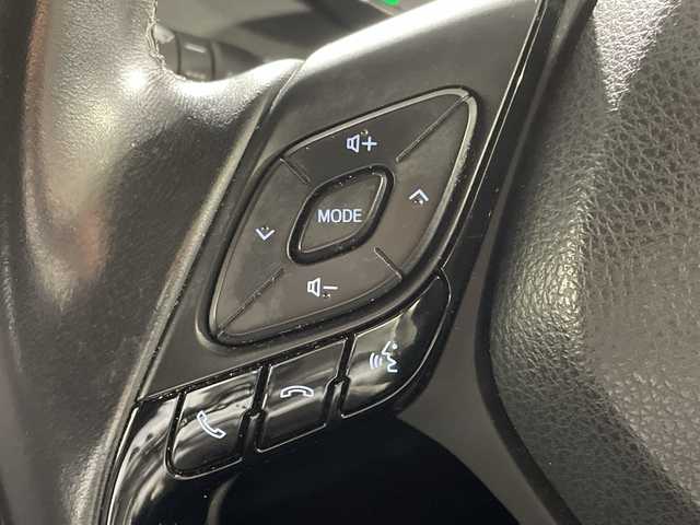 トヨタ Ｃ－ＨＲ G 福岡県 2017(平29)年 8.4万km ブラックマイカ 純正9インチメモリナビ/・CD/DVD/BT/フルセグTV/・バックモニター/トヨタセーフティセンス/・プリクラッシュセーフティ/・レーンディパーチャーアラート/・オートハイビーム/・レーダークルーズコントロール/・ブラインドスポットモニター/クリアランスソナー/ハーフレザーシート/・シートヒーター（D/N)/革巻きステアリング/・ステアリングリモコン/LEDヘッドライト/・オートライト/・フォグランプ/スマートキー/・プッシュスタート/・スペアキー/純正18インチアルミホイール/純正フロアマット/純正ドアバイザー