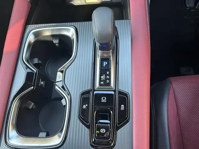 レクサス ＲＸ 500h Fスポーツパフォーマンス 福島県 2025(令7)年 0.1万km ホワイトノーヴァガラスフレーク ワンオーナー/4WD/純正14インチナビ機能ディスプレイオーディオ(AM/FM/Bluetooth/AppleCarPlay/AndroidAuto)/フルセグ/プレミアムサウンド(マークレビンソン)/パノラミックビューミニター/100V充電/置くだけ充電/デジタルインナーミラー/電動シート/全席シートヒーター/パノラマルーフ/ルーフレール/クリアランスソナー/レーンキープアシスト/レーンチェンジアシスト/ロードサインアシスト/誤発進防止装置/オフロード走行モード/アクティブサウンドコントロール/車線逸脱警報/リモートパーク/プリクラッシュセーフティ/アダプティブクルーズコントロール/安心降車アシスト/空気圧センサー/ブラインドスポットモニター/純正ドライブレコーダー/ビルトインETC2.0/オレンジキャリパー/ワイパーデアイサー/電動リアゲート/純正21インチホイール/純正フロアマット/三眼LEDヘッドライト/全席ベンチレーション/本革レザーシート/メモリーシート/革巻きステアリング/ステアリングヒーター/後席サンシェード/サンルーフ/スマートキー/スペアキー