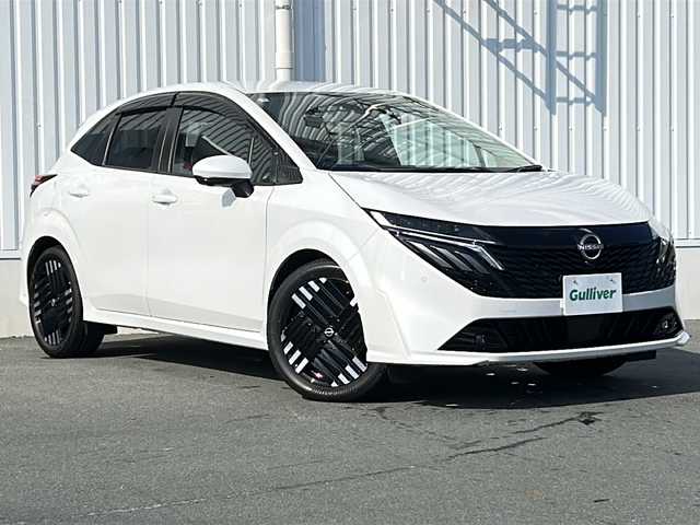 日産 オーラ G 三重県 2025(令7)年 0.1千km ピュアホワイトパール 純正9型ナビ /全周囲カメラ/BSM /デジタルインナーミラー /スペアキー /前後コーナーセンサー /前後ドライブレコーダー /ハーフレザーシート /運転席パワーシート /衝突軽減ブレーキ/革巻きステアリング/ステアリングスイッチ/LEDヘッドライト /オートハイビーム/オートライト/フロアマット /タイプC給電ポート/電動格納ミラー/禁煙車