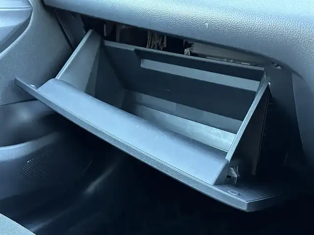 トヨタ ヤリス G 東京都 2021(令3)年 1.6万km パール ナビゲーション　/ブルートゥース　/ＵＳＢ接続　/バックカメラ　/オートエアコン　/プッシュスタート　/スマートキー/衝突軽減ブレーキ　/車線逸脱警報　/オートライト　/ＥＴＣ　/保証書　/取扱説明書　/整備手帳