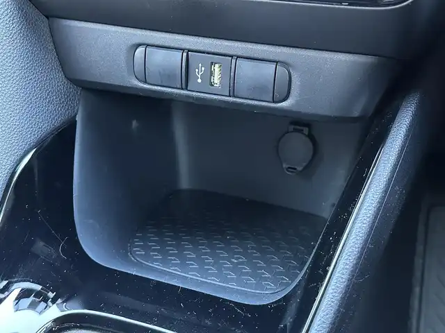 トヨタ ヤリス G 東京都 2021(令3)年 1.6万km パール ナビゲーション　/ブルートゥース　/ＵＳＢ接続　/バックカメラ　/オートエアコン　/プッシュスタート　/スマートキー/衝突軽減ブレーキ　/車線逸脱警報　/オートライト　/ＥＴＣ　/保証書　/取扱説明書　/整備手帳