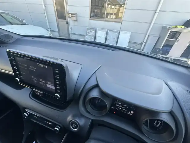 トヨタ ヤリス G 東京都 2021(令3)年 1.6万km パール ナビゲーション　/ブルートゥース　/ＵＳＢ接続　/バックカメラ　/オートエアコン　/プッシュスタート　/スマートキー/衝突軽減ブレーキ　/車線逸脱警報　/オートライト　/ＥＴＣ　/保証書　/取扱説明書　/整備手帳