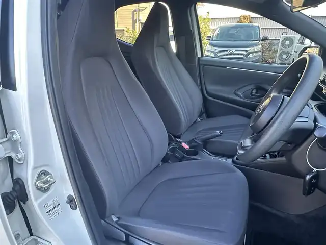 トヨタ ヤリス G 東京都 2021(令3)年 1.6万km パール ナビゲーション　/ブルートゥース　/ＵＳＢ接続　/バックカメラ　/オートエアコン　/プッシュスタート　/スマートキー/衝突軽減ブレーキ　/車線逸脱警報　/オートライト　/ＥＴＣ　/保証書　/取扱説明書　/整備手帳