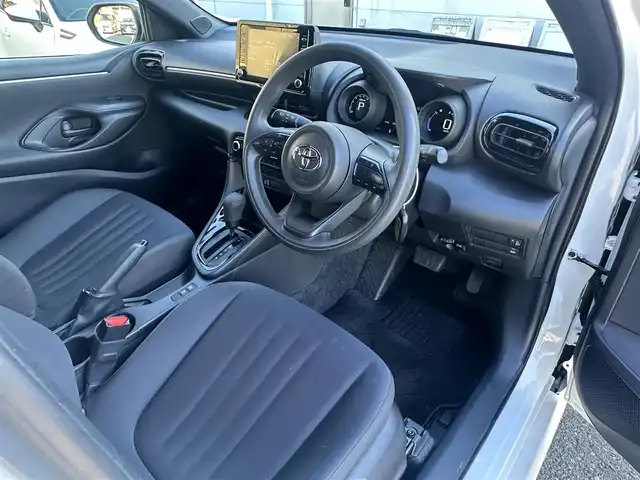 トヨタ ヤリス G 東京都 2021(令3)年 1.6万km パール ナビゲーション　/ブルートゥース　/ＵＳＢ接続　/バックカメラ　/オートエアコン　/プッシュスタート　/スマートキー/衝突軽減ブレーキ　/車線逸脱警報　/オートライト　/ＥＴＣ　/保証書　/取扱説明書　/整備手帳