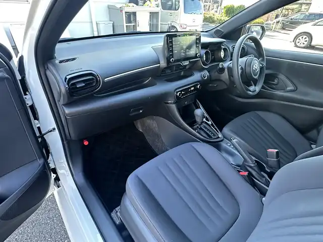 トヨタ ヤリス G 東京都 2021(令3)年 1.6万km パール ナビゲーション　/ブルートゥース　/ＵＳＢ接続　/バックカメラ　/オートエアコン　/プッシュスタート　/スマートキー/衝突軽減ブレーキ　/車線逸脱警報　/オートライト　/ＥＴＣ　/保証書　/取扱説明書　/整備手帳