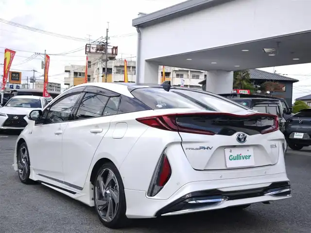 トヨタ プリウス ＰＨＶ A プレミアムナビパッケージ 熊本県 2020(令2)年 9.6万km ホワイトパールクリスタルシャイン モデリスタフルエアロ/モデリスタ18インチAW/充電プラグ車載/11.6インチT-Connectナビゲーションシステム/【フルセグTV/Bluetooth/AM/FM】/パノラミックビューモニター/レーダークルーズコントロール/プリクラッシュセーフティー/クリアランスソナー/レーンディパーチャーアラート/パーキングサポートブレーキ/ブラインドスポットモニター/ヘッドアップディスプレイ/オートLEDライト/オートハイビーム/ウィンカーミラー/レザーシート/D席パワーシート/前席シートヒーター/エアシート/革巻きステアリング/ステアリングスイッチ/ドライブレコーダー前後/ETC2.0/横滑り防止装置/純正フロアマット/純正ドアバイザー/保証書/スペアキー