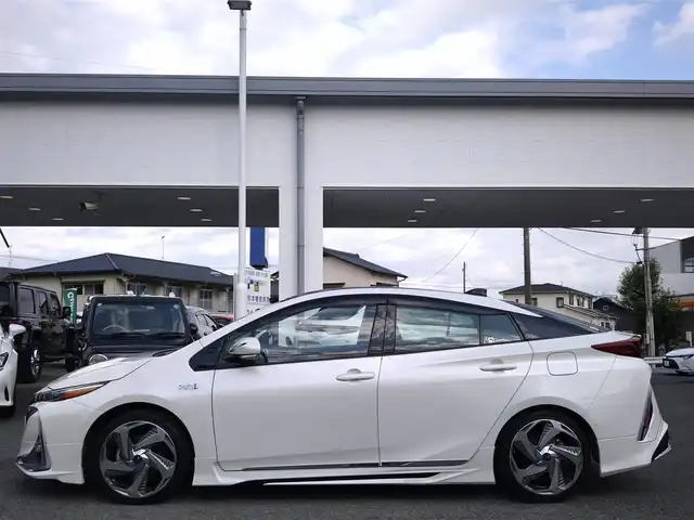 トヨタ プリウス ＰＨＶ A プレミアムナビパッケージ 熊本県 2020(令2)年 9.6万km ホワイトパールクリスタルシャイン モデリスタフルエアロ/モデリスタ18インチAW/充電プラグ車載/11.6インチT-Connectナビゲーションシステム/【フルセグTV/Bluetooth/AM/FM】/パノラミックビューモニター/レーダークルーズコントロール/プリクラッシュセーフティー/クリアランスソナー/レーンディパーチャーアラート/パーキングサポートブレーキ/ブラインドスポットモニター/ヘッドアップディスプレイ/オートLEDライト/オートハイビーム/ウィンカーミラー/レザーシート/D席パワーシート/前席シートヒーター/エアシート/革巻きステアリング/ステアリングスイッチ/ドライブレコーダー前後/ETC2.0/横滑り防止装置/純正フロアマット/純正ドアバイザー/保証書/スペアキー