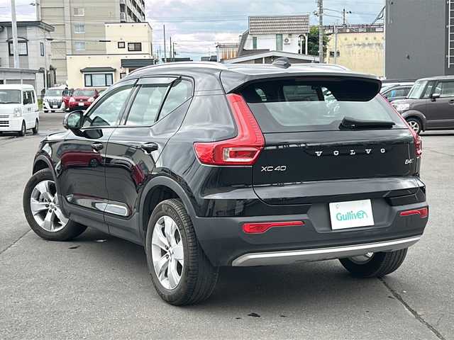 ボルボ ＸＣ４０ B4 AWD モメンタム 道北・旭川 2021(令3)年 1.1万km オニキスブラックP ・４ＷＤ/・純正ナビ、フルセグ・ＢＴ/・全方位カメラ/・アダクティブクルーズコントロール/・パイロットアシスト/・パークアシスト/・クロストラフィックアラート/・ブラインドスポットインフォーメーション/・ロードサインインフォーメーション/・アクティブベンディングライト/・コーナーリングライト/・ブレーキホールド/・純正１８インチアルミ/・前席パワーシート/・Ｄ席メモリーシート/・電動リアゲート/・社外前後ドライブレコーダー/・ETC/・スペアキー１/・新車時保証書、取説