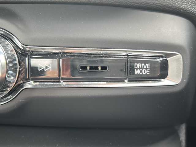 ボルボ ＸＣ４０ B4 AWD モメンタム 道北・旭川 2021(令3)年 1.1万km オニキスブラックP ・４ＷＤ/・純正ナビ、フルセグ・ＢＴ/・全方位カメラ/・アダクティブクルーズコントロール/・パイロットアシスト/・パークアシスト/・クロストラフィックアラート/・ブラインドスポットインフォーメーション/・ロードサインインフォーメーション/・アクティブベンディングライト/・コーナーリングライト/・ブレーキホールド/・純正１８インチアルミ/・前席パワーシート/・Ｄ席メモリーシート/・電動リアゲート/・社外前後ドライブレコーダー/・ETC/・スペアキー１/・新車時保証書、取説