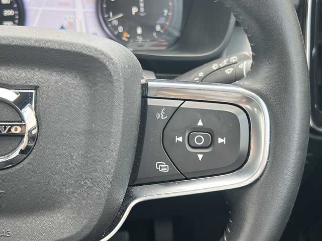 ボルボ ＸＣ４０ B4 AWD モメンタム 道北・旭川 2021(令3)年 1.1万km オニキスブラックP ・４ＷＤ/・純正ナビ、フルセグ・ＢＴ/・全方位カメラ/・アダクティブクルーズコントロール/・パイロットアシスト/・パークアシスト/・クロストラフィックアラート/・ブラインドスポットインフォーメーション/・ロードサインインフォーメーション/・アクティブベンディングライト/・コーナーリングライト/・ブレーキホールド/・純正１８インチアルミ/・前席パワーシート/・Ｄ席メモリーシート/・電動リアゲート/・社外前後ドライブレコーダー/・ETC/・スペアキー１/・新車時保証書、取説