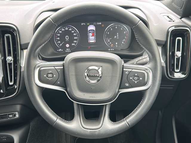 ボルボ ＸＣ４０ B4 AWD モメンタム 道北・旭川 2021(令3)年 1.1万km オニキスブラックP ・４ＷＤ/・純正ナビ、フルセグ・ＢＴ/・全方位カメラ/・アダクティブクルーズコントロール/・パイロットアシスト/・パークアシスト/・クロストラフィックアラート/・ブラインドスポットインフォーメーション/・ロードサインインフォーメーション/・アクティブベンディングライト/・コーナーリングライト/・ブレーキホールド/・純正１８インチアルミ/・前席パワーシート/・Ｄ席メモリーシート/・電動リアゲート/・社外前後ドライブレコーダー/・ETC/・スペアキー１/・新車時保証書、取説