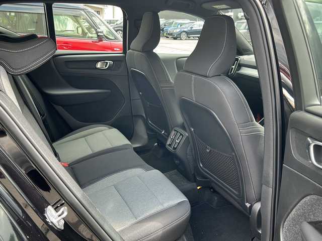 ボルボ ＸＣ４０ B4 AWD モメンタム 道北・旭川 2021(令3)年 1.1万km オニキスブラックP ・４ＷＤ/・純正ナビ、フルセグ・ＢＴ/・全方位カメラ/・アダクティブクルーズコントロール/・パイロットアシスト/・パークアシスト/・クロストラフィックアラート/・ブラインドスポットインフォーメーション/・ロードサインインフォーメーション/・アクティブベンディングライト/・コーナーリングライト/・ブレーキホールド/・純正１８インチアルミ/・前席パワーシート/・Ｄ席メモリーシート/・電動リアゲート/・社外前後ドライブレコーダー/・ETC/・スペアキー１/・新車時保証書、取説