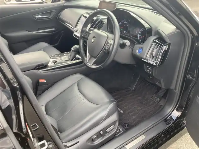 トヨタ クラウン ハイブリッド G 愛媛県 2019(令1)年 10.5万km ブラック 純正ナビ(AM/FM/CD/DVD/Bluetooth/USB/フルセグTV)/バックカメラ/ビルトインETC/全席パワーシート/全席シートヒーター/前席シートベンチレーション/パドルシフト/トヨタセーフティセンス/レーダークルーズコントロール/前後コーナーセンサー/LEDヘッドライト/純正17インチアルミホイール/純正フロアマット/スペアキー