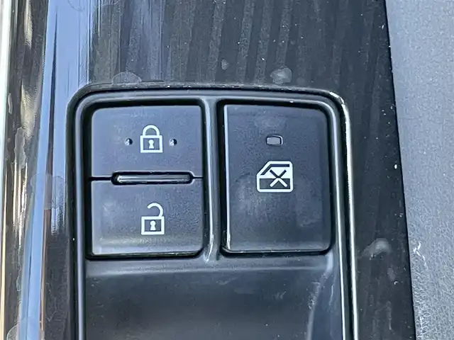 トヨタ クラウン ハイブリッド G 岡山県 2019(令1)年 10.5万km ブラック 登録時走行距離104820km/純正ナビ/(AM/FM/CD/DVD/Bluetooth/USB/フルセグTV)/バックカメラ/ビルトインETC/全席パワーシート/全席シートヒーター/前席シートベンチレーション/パドルシフト/トヨタセーフティセンス/レーンディパーチャーアラート/レーダークルーズコントロール/オートマチックハイビーム/前後コーナーセンサー/LEDヘッドライト/純正17インチアルミホイール/純正フロアマット/スペアキー(1本)