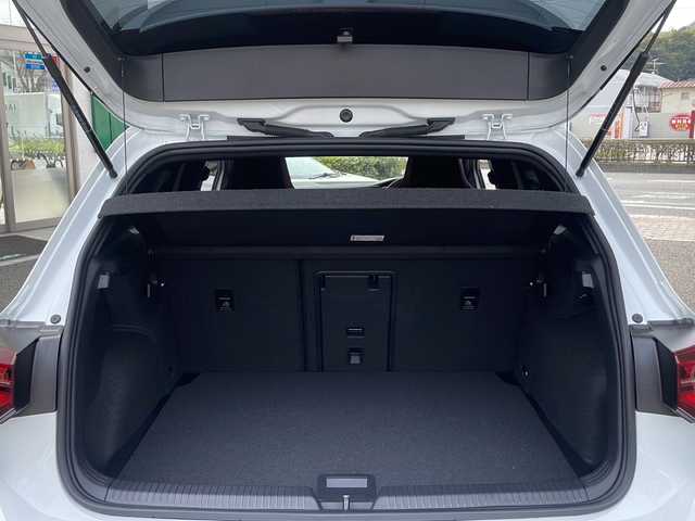 フォルクスワーゲン ＶＷ ゴルフ ＧＴＩ 兵庫県 2022(令4)年 0.9万km 白 登録時走行距離8837km/ワンオーナー/OP/DiscoverProパッケージ/SSDナビ/フルセグTV/DCCパッケージ/DCC（アダプティブシャシーコントロール）/純正19インチAW/テクノロジーパッケージ/LEDマトリクスヘッドランプ/ダイナミック（インジケーター、コーナリングライト、ライトアシスト）/駐車支援システム/ヘッドアップディスプレイ/-/オールインセーフティ（予防安全装備）/アダプティブクルーズ/パークディスタンスコントロール（フロント、リア）/リアビューカメラ/ドライビングプロファイル機能/デジタルコックピットプロ/前席シートヒーター/純正前後ドライブレコーダー/純正ビルトインETC2.0/スマートエントリー/スタートシステム/純正フロアマット/保証書/取説/スペアキー