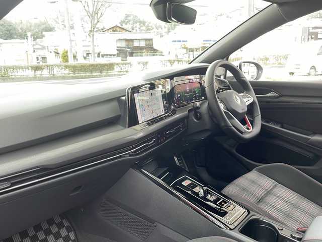 フォルクスワーゲン ＶＷ ゴルフ ＧＴＩ 兵庫県 2022(令4)年 0.9万km 白 登録時走行距離8837km/ワンオーナー/OP/DiscoverProパッケージ/SSDナビ/フルセグTV/DCCパッケージ/DCC（アダプティブシャシーコントロール）/純正19インチAW/テクノロジーパッケージ/LEDマトリクスヘッドランプ/ダイナミック（インジケーター、コーナリングライト、ライトアシスト）/駐車支援システム/ヘッドアップディスプレイ/-/オールインセーフティ（予防安全装備）/アダプティブクルーズ/パークディスタンスコントロール（フロント、リア）/リアビューカメラ/ドライビングプロファイル機能/デジタルコックピットプロ/前席シートヒーター/純正前後ドライブレコーダー/純正ビルトインETC2.0/スマートエントリー/スタートシステム/純正フロアマット/保証書/取説/スペアキー