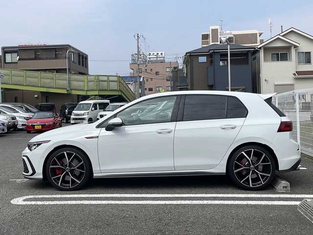 フォルクスワーゲン ＶＷ ゴルフ ＧＴＩ 兵庫県 2022(令4)年 0.9万km 白 登録時走行距離8837km/ワンオーナー/OP/DiscoverProパッケージ/SSDナビ/フルセグTV/DCCパッケージ/DCC（アダプティブシャシーコントロール）/純正19インチAW/テクノロジーパッケージ/LEDマトリクスヘッドランプ/ダイナミック（インジケーター、コーナリングライト、ライトアシスト）/駐車支援システム/ヘッドアップディスプレイ/-/オールインセーフティ（予防安全装備）/アダプティブクルーズ/パークディスタンスコントロール（フロント、リア）/リアビューカメラ/ドライビングプロファイル機能/デジタルコックピットプロ/前席シートヒーター/純正前後ドライブレコーダー/純正ビルトインETC2.0/スマートエントリー/スタートシステム/純正フロアマット/保証書/取説/スペアキー