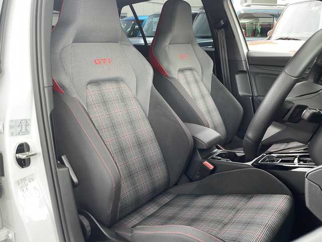 フォルクスワーゲン ＶＷ ゴルフ ＧＴＩ 兵庫県 2022(令4)年 0.9万km 白 登録時走行距離8837km/ワンオーナー/OP/DiscoverProパッケージ/SSDナビ/フルセグTV/DCCパッケージ/DCC（アダプティブシャシーコントロール）/純正19インチAW/テクノロジーパッケージ/LEDマトリクスヘッドランプ/ダイナミック（インジケーター、コーナリングライト、ライトアシスト）/駐車支援システム/ヘッドアップディスプレイ/-/オールインセーフティ（予防安全装備）/アダプティブクルーズ/パークディスタンスコントロール（フロント、リア）/リアビューカメラ/ドライビングプロファイル機能/デジタルコックピットプロ/前席シートヒーター/純正前後ドライブレコーダー/純正ビルトインETC2.0/スマートエントリー/スタートシステム/純正フロアマット/保証書/取説/スペアキー