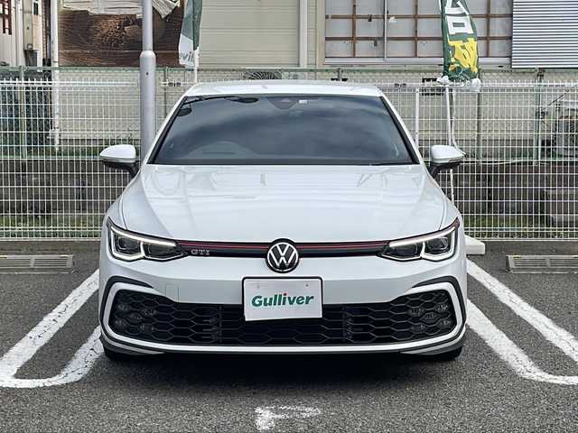 フォルクスワーゲン ＶＷ ゴルフ ＧＴＩ 兵庫県 2022(令4)年 0.9万km 白 登録時走行距離8837km/ワンオーナー/OP/DiscoverProパッケージ/SSDナビ/フルセグTV/DCCパッケージ/DCC（アダプティブシャシーコントロール）/純正19インチAW/テクノロジーパッケージ/LEDマトリクスヘッドランプ/ダイナミック（インジケーター、コーナリングライト、ライトアシスト）/駐車支援システム/ヘッドアップディスプレイ/-/オールインセーフティ（予防安全装備）/アダプティブクルーズ/パークディスタンスコントロール（フロント、リア）/リアビューカメラ/ドライビングプロファイル機能/デジタルコックピットプロ/前席シートヒーター/純正前後ドライブレコーダー/純正ビルトインETC2.0/スマートエントリー/スタートシステム/純正フロアマット/保証書/取説/スペアキー