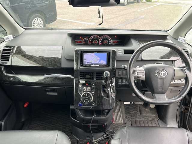 トヨタ ノア Si 石川県 2010(平22)年 15.1万km ブラック 社外HDDナビゲーション/【Bluetooth・CD・DVD・FM・AM・SD】/バックカメラ/ビルトインETC/MTモード付AT/・パドルシフト/両側パワースライドドア/エンジンプッシュスタート/・スマートキー/キセノンヘッドライト/・フォグランプ/ウォークスルー/チップアップシート/純正フロアマット/レザー調シートカバー/保証書/取扱説明書/記録薄