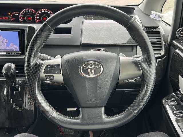 トヨタ ノア Si 石川県 2010(平22)年 15.1万km ブラック 社外HDDナビゲーション/【Bluetooth・CD・DVD・FM・AM・SD】/バックカメラ/ビルトインETC/MTモード付AT/・パドルシフト/両側パワースライドドア/エンジンプッシュスタート/・スマートキー/キセノンヘッドライト/・フォグランプ/ウォークスルー/チップアップシート/純正フロアマット/レザー調シートカバー/保証書/取扱説明書/記録薄