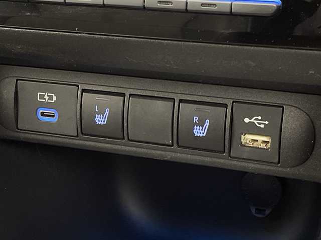 トヨタ ヤリスクロス ハイブリッド Z 愛知県 2023(令5)年 2.3万km ブラックマイカ/プラチナホワイトパールマイカ 純正8型ナビ/・Bluetooth/・USB接続/・スマートフォン接続/シートヒーター/ステアリングヒーター/レーダークルーズコントロール/ビルトインETC/前後ドライブレコーダー/衝突軽減ブレーキ/レーンキープアシスト/オートマチックハイビーム/クリアランスソナー