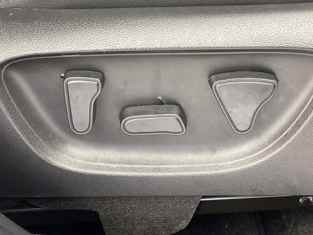 トヨタ ヤリスクロス ハイブリッド Z 愛知県 2023(令5)年 2.3万km ブラックマイカ/プラチナホワイトパールマイカ 純正8型ナビ/・Bluetooth/・USB接続/・スマートフォン接続/シートヒーター/ステアリングヒーター/レーダークルーズコントロール/ビルトインETC/前後ドライブレコーダー/衝突軽減ブレーキ/レーンキープアシスト/オートマチックハイビーム/クリアランスソナー