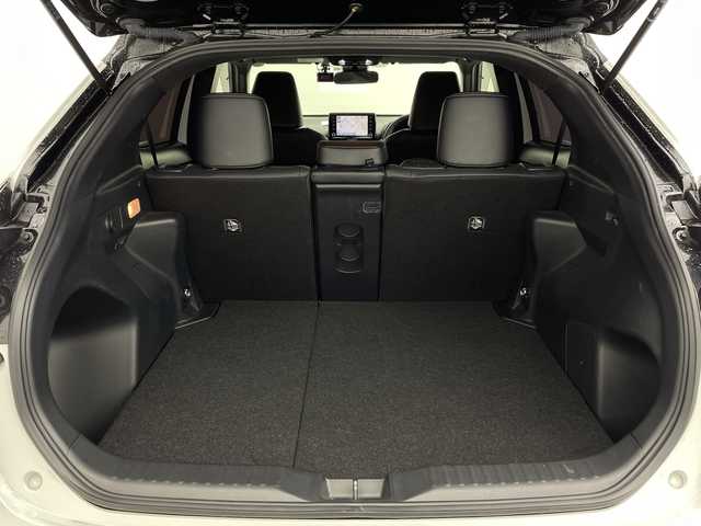 トヨタ ヤリスクロス ハイブリッド Z 愛知県 2023(令5)年 2.3万km ブラックマイカ/プラチナホワイトパールマイカ 純正8型ナビ/・Bluetooth/・USB接続/・スマートフォン接続/シートヒーター/ステアリングヒーター/レーダークルーズコントロール/ビルトインETC/前後ドライブレコーダー/衝突軽減ブレーキ/レーンキープアシスト/オートマチックハイビーム/クリアランスソナー