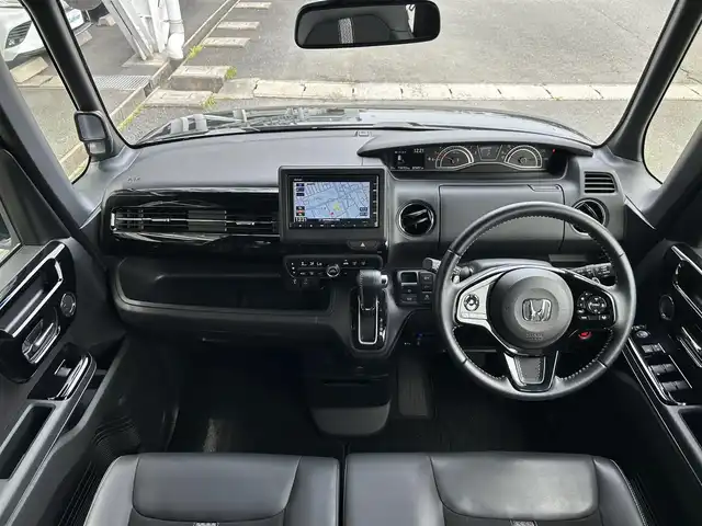 ホンダ Ｎ ＢＯＸ カスタム L ターボ 静岡県 2022(令4)年 2.4万km クリスタルブラックパール フロントベンチシート/チップアップ&ダイブダウン機構付スライドリアシート/パワースライドドア（両側）/アレルクリーンプラスシート/本革巻ステアリングホイール/パドルシフト/本革巻セレクトノブ/左右独立式リアセンターアームレスト/コンビニフック付シートバックテーブル（運転席/助手席）/Honda SENSING/Hondaスマートキーシステム/電子制御パーキングブレーキ/オートブレーキホールド機能/ナビ装着用スペシャルパッケージ（8スピーカー）/9灯式フルLEDヘッドライト/パーキングセンサーシステム/前席用i-サイドエアバッグシステム/サイドカーテンエアバッグシステム〈前席/後席対応〉/運転席&助手席シートヒーター/充電用USBジャック（急速充電対応タイプ2個付）/ロールサンシェード（スライドドア両側）/15インチアルミホイール シルバー塗装＋切削