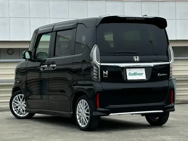 ホンダ Ｎ ＢＯＸ カスタム L ターボ 静岡県 2022(令4)年 2.4万km クリスタルブラックパール フロントベンチシート/チップアップ&ダイブダウン機構付スライドリアシート/パワースライドドア（両側）/アレルクリーンプラスシート/本革巻ステアリングホイール/パドルシフト/本革巻セレクトノブ/左右独立式リアセンターアームレスト/コンビニフック付シートバックテーブル（運転席/助手席）/Honda SENSING/Hondaスマートキーシステム/電子制御パーキングブレーキ/オートブレーキホールド機能/ナビ装着用スペシャルパッケージ（8スピーカー）/9灯式フルLEDヘッドライト/パーキングセンサーシステム/前席用i-サイドエアバッグシステム/サイドカーテンエアバッグシステム〈前席/後席対応〉/運転席&助手席シートヒーター/充電用USBジャック（急速充電対応タイプ2個付）/ロールサンシェード（スライドドア両側）/15インチアルミホイール シルバー塗装＋切削