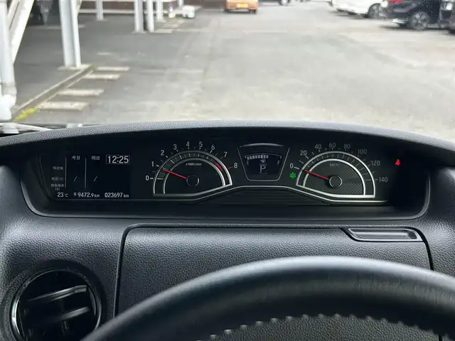 ホンダ Ｎ ＢＯＸ カスタム L ターボ 静岡県 2022(令4)年 2.4万km クリスタルブラックパール フロントベンチシート/チップアップ&ダイブダウン機構付スライドリアシート/パワースライドドア（両側）/アレルクリーンプラスシート/本革巻ステアリングホイール/パドルシフト/本革巻セレクトノブ/左右独立式リアセンターアームレスト/コンビニフック付シートバックテーブル（運転席/助手席）/Honda SENSING/Hondaスマートキーシステム/電子制御パーキングブレーキ/オートブレーキホールド機能/ナビ装着用スペシャルパッケージ（8スピーカー）/9灯式フルLEDヘッドライト/パーキングセンサーシステム/前席用i-サイドエアバッグシステム/サイドカーテンエアバッグシステム〈前席/後席対応〉/運転席&助手席シートヒーター/充電用USBジャック（急速充電対応タイプ2個付）/ロールサンシェード（スライドドア両側）/15インチアルミホイール シルバー塗装＋切削