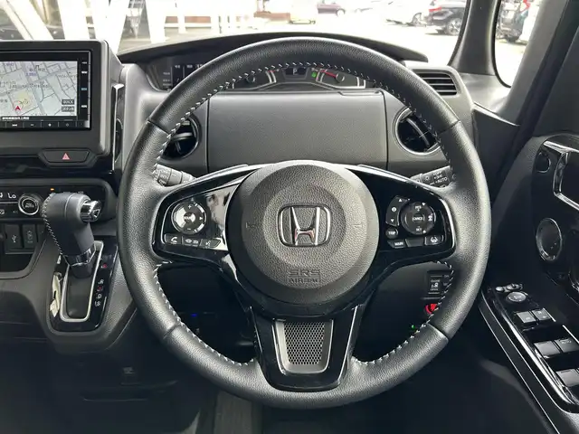 ホンダ Ｎ ＢＯＸ カスタム L ターボ 静岡県 2022(令4)年 2.4万km クリスタルブラックパール フロントベンチシート/チップアップ&ダイブダウン機構付スライドリアシート/パワースライドドア（両側）/アレルクリーンプラスシート/本革巻ステアリングホイール/パドルシフト/本革巻セレクトノブ/左右独立式リアセンターアームレスト/コンビニフック付シートバックテーブル（運転席/助手席）/Honda SENSING/Hondaスマートキーシステム/電子制御パーキングブレーキ/オートブレーキホールド機能/ナビ装着用スペシャルパッケージ（8スピーカー）/9灯式フルLEDヘッドライト/パーキングセンサーシステム/前席用i-サイドエアバッグシステム/サイドカーテンエアバッグシステム〈前席/後席対応〉/運転席&助手席シートヒーター/充電用USBジャック（急速充電対応タイプ2個付）/ロールサンシェード（スライドドア両側）/15インチアルミホイール シルバー塗装＋切削