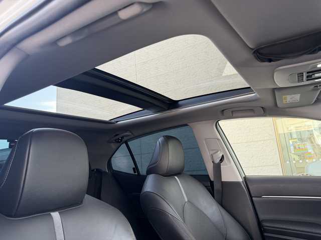 トヨタ カムリ WSレザーパッケージ 兵庫県 2022(令4)年 2.6万km アティチュードブラックマイカ/プラチナホワイトパールマイカ ワンオーナー/純正メーカーナビ/（BT/Miracast）/JBLサラウンドシステム/バックカメラ/GRエアロ/フロント/サイド/リア/リアアンダー/TRDマフラー/サンルーフ/フルレザーシート/前席パワーシート/シートヒーター/ドライブレコーダー/LEDヘッドライト/AUTOライト/トヨタセーフティセンス/スマートキー/エンジンスターター/保証書/取扱説明書