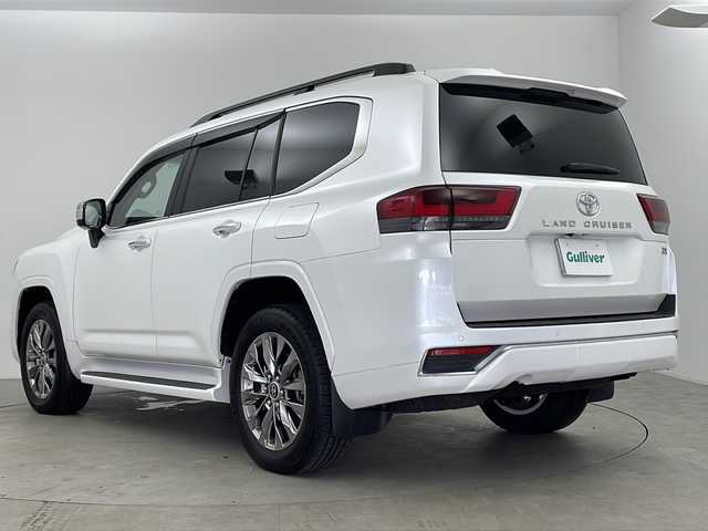 トヨタ ランドクルーザー ZX 鹿児島県 2023(令5)年 0.2万km プレシャスホワイトパール 純正JBLサウンド12.3インチディスプレイオーディオ/（CD/DVD/BT/Br/フルセグTV）/パノラミックビューモニター/トヨタセーフティセンス/レーダークルーズコントロール/ブラインドスポットモニター/サンルーフ/リアエンターテインメントシステム/マルチテレインセレクト/ベージュ革シート/メモリ付きパワーシート/シートヒーター/シートベンチレーション/ステアリングヒーター/パワーバックドア/電動格納サードシート/オートライト/オートハイビーム/電動パーキングブレーキ/オートホールド機能/純正フロアマット/純正バイザー/保証書、取説