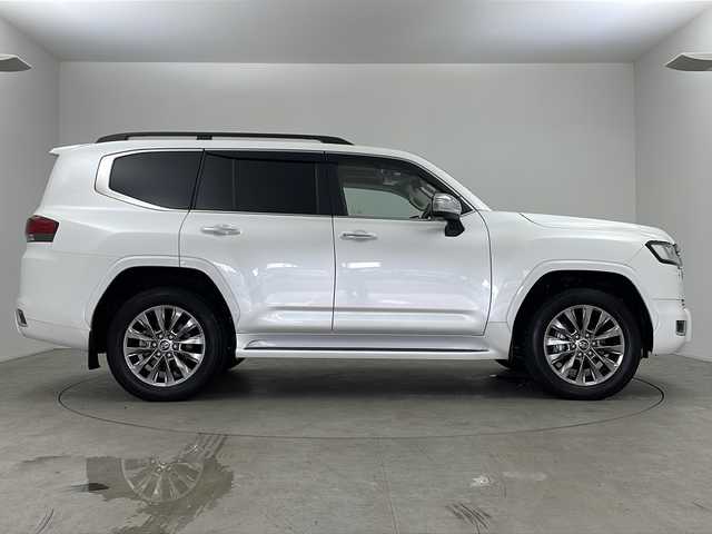 トヨタ ランドクルーザー ZX 鹿児島県 2023(令5)年 0.2万km プレシャスホワイトパール 純正JBLサウンド12.3インチディスプレイオーディオ/（CD/DVD/BT/Br/フルセグTV）/パノラミックビューモニター/トヨタセーフティセンス/レーダークルーズコントロール/ブラインドスポットモニター/サンルーフ/リアエンターテインメントシステム/マルチテレインセレクト/ベージュ革シート/メモリ付きパワーシート/シートヒーター/シートベンチレーション/ステアリングヒーター/パワーバックドア/電動格納サードシート/オートライト/オートハイビーム/電動パーキングブレーキ/オートホールド機能/純正フロアマット/純正バイザー/保証書、取説