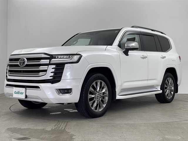 トヨタ ランドクルーザー ZX 鹿児島県 2023(令5)年 0.2万km プレシャスホワイトパール 純正JBLサウンド12.3インチディスプレイオーディオ/（CD/DVD/BT/Br/フルセグTV）/パノラミックビューモニター/トヨタセーフティセンス/レーダークルーズコントロール/ブラインドスポットモニター/サンルーフ/リアエンターテインメントシステム/マルチテレインセレクト/ベージュ革シート/メモリ付きパワーシート/シートヒーター/シートベンチレーション/ステアリングヒーター/パワーバックドア/電動格納サードシート/オートライト/オートハイビーム/電動パーキングブレーキ/オートホールド機能/純正フロアマット/純正バイザー/保証書、取説