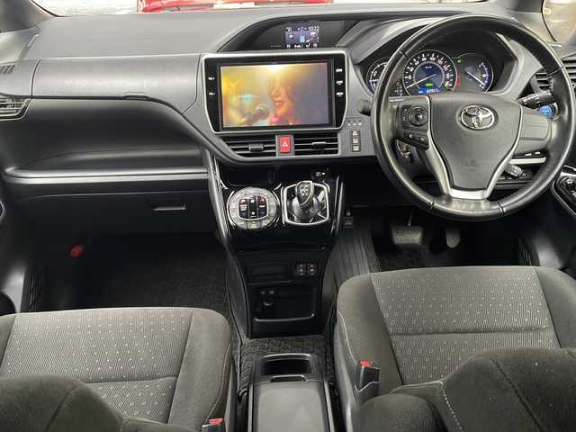 トヨタ ノア ハイブリッド G 山形県 2018(平30)年 6.3万km ブラック ・TRDエアロ（フロント、サイド、リア）/・モデリスタAW/・純正10インチナビ/フルセグ/CDDVD/Bluetooth/・純正フリップダウンモニター/・バックカメラ/・ビルトインETC/・クルーズコントロール/・プリクラッシュセーフティ/・レーンキープアシスト/・オートマチックハイビーム/・LEDヘッドライト/・両側ワンタッチパワースライドドア/・前席シートヒーター/・フロントワイパーデアイサー/・純正AW＋スタッドレスタイヤ車載/・純正マット/・純正エンジンスターター/・スペアキー1本/・保証書/・取扱説明書