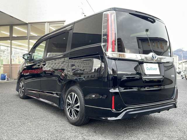 トヨタ ノア ハイブリッド G 山形県 2018(平30)年 6.3万km ブラック ・TRDエアロ（フロント、サイド、リア）/・モデリスタAW/・純正10インチナビ/フルセグ/CDDVD/Bluetooth/・純正フリップダウンモニター/・バックカメラ/・ビルトインETC/・クルーズコントロール/・プリクラッシュセーフティ/・レーンキープアシスト/・オートマチックハイビーム/・LEDヘッドライト/・両側ワンタッチパワースライドドア/・前席シートヒーター/・フロントワイパーデアイサー/・純正AW＋スタッドレスタイヤ車載/・純正マット/・純正エンジンスターター/・スペアキー1本/・保証書/・取扱説明書